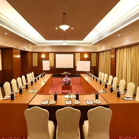 그린 파크 첸나이 호텔 외부 사진 A meeting room at a hotel