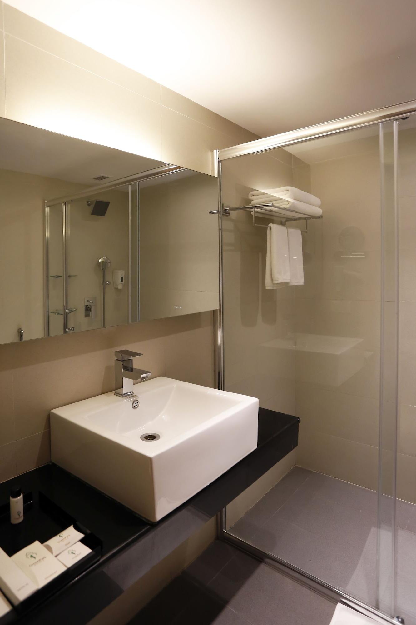 그린 파크 첸나이 호텔 외부 사진 A bathroom in a hotel