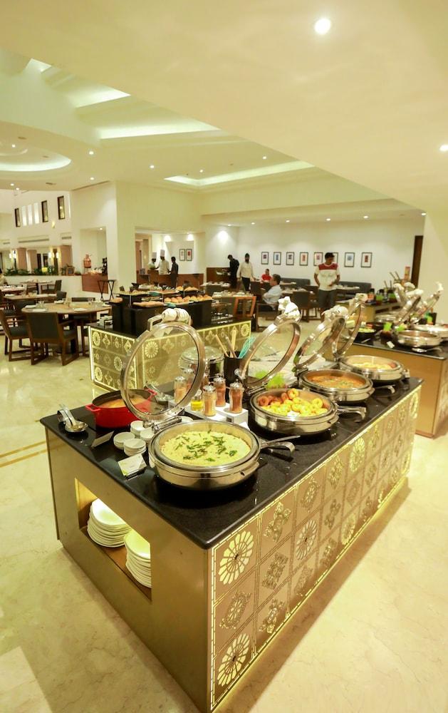 그린 파크 첸나이 호텔 외부 사진 A buffet at a hotel