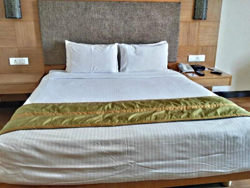 그린 파크 첸나이 호텔 외부 사진 A bed with a bed runner