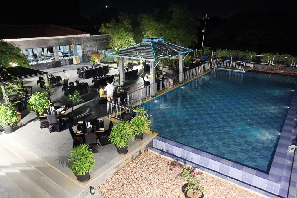 그린 파크 첸나이 호텔 외부 사진 The pool at the hotel