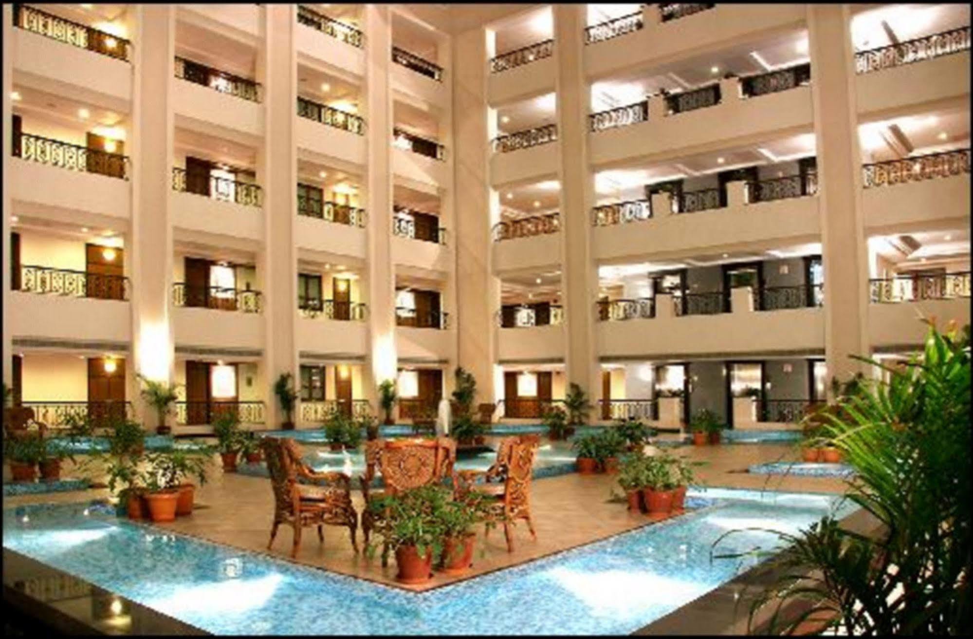 그린 파크 첸나이 호텔 외부 사진 The interior of the hotel