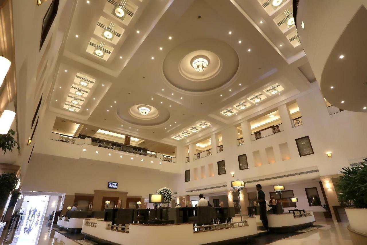 그린 파크 첸나이 호텔 외부 사진 The lobby of the hotel