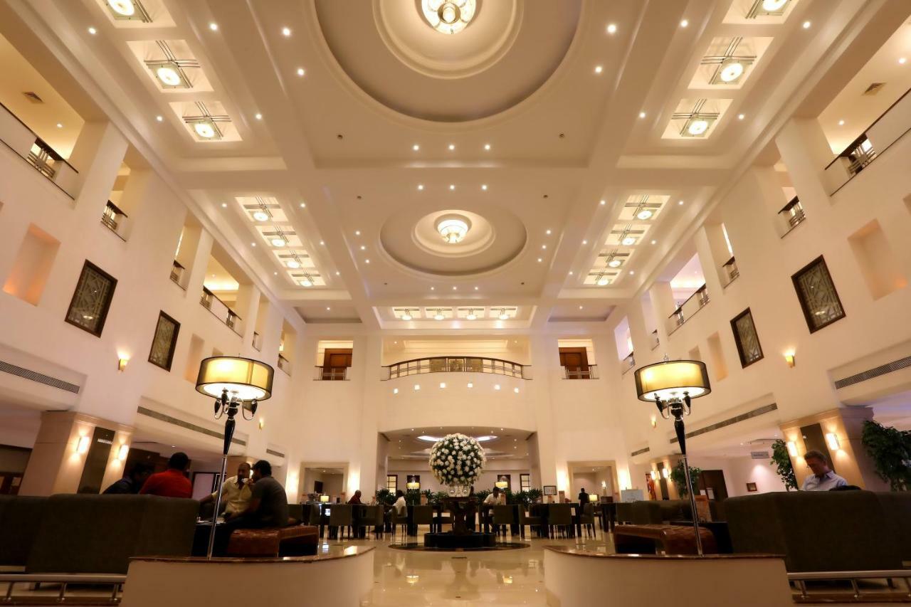 그린 파크 첸나이 호텔 외부 사진 The lobby of the hotel