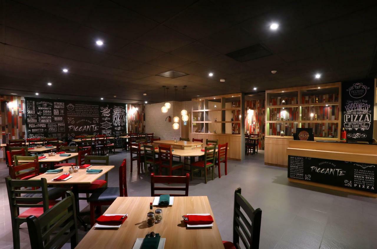 그린 파크 첸나이 호텔 외부 사진 Interior of a restaurant in Paris