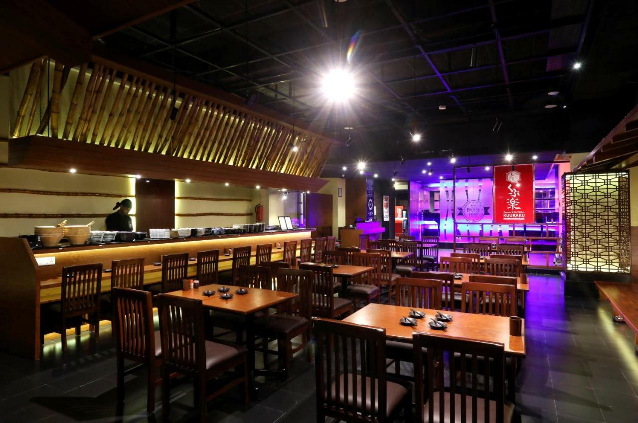 그린 파크 첸나이 호텔 외부 사진 Interior of a restaurant in the mall